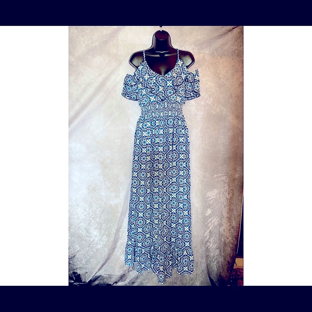 Lovely spring dress 💕 teal blue paisley print on a white, in great condition.
